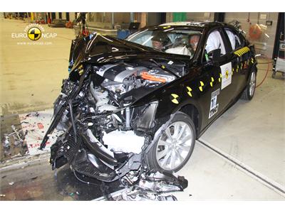 Lexus IS 300h - Frontal crash test 2013 - after crash