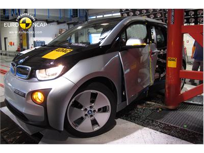 BMW i3 - Pole crash test 2013 - after crash