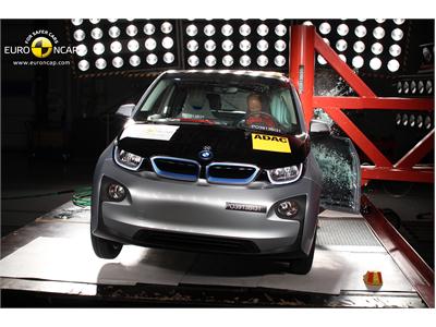 BMW i3 - Pole crash test 2013