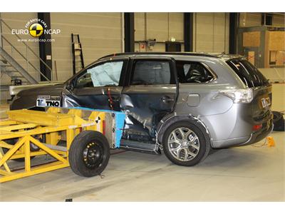 Mitsubishi Outlander PHEV - Side crash test 2013 - after crash