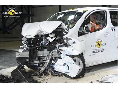 Nissan e-NV200 Evalia - Frontal crash test 2014 - after crash