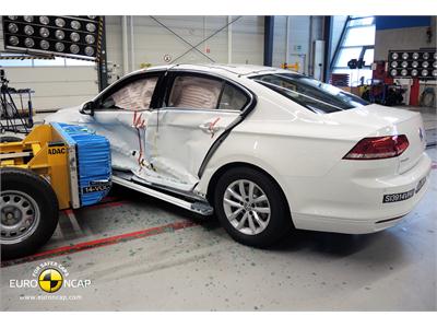 Volkswagen Passat  - Side crash test 2014
