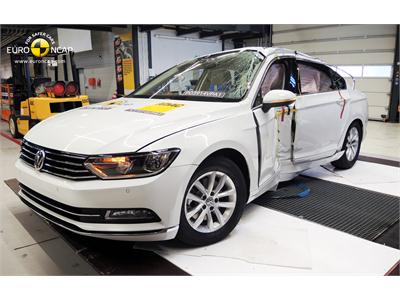 Volkswagen Passat  - Pole crash test 2014 - after crash