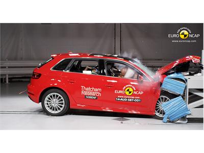 Audi A3 Sportback e-tron  - Frontal crash test 2014