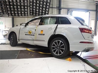 Audi Q7 - Pole Crash Test 2015 - After Crash