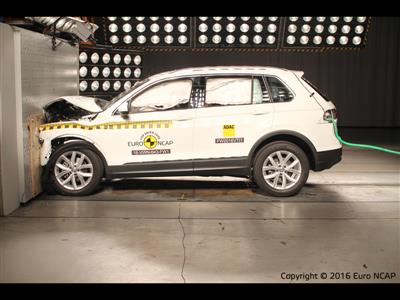 Volkswagen Tiguan - Frontal Full Width test 2016