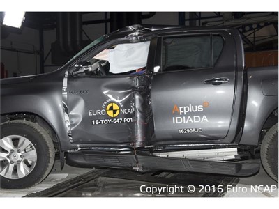 Toyota Hilux - Pole crash test 2016 - after crash