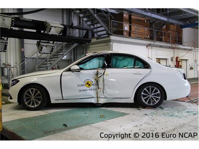 Mercedes-Benz E-Class- Pole crash test 2016 - after crash
