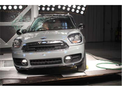 MINI Countryman - Pole crash test 2017