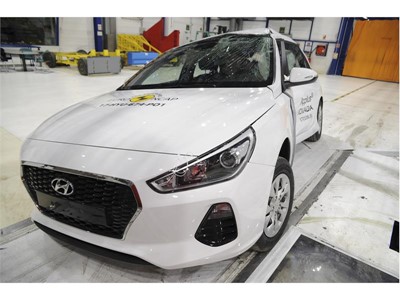 Hyundai I30 - Pole crash test 2017 - after crash