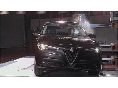 Alfa Romeo Stelvio Pole Crash Test 17