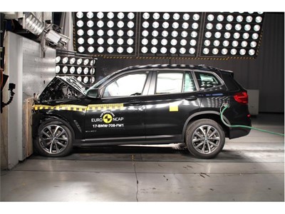 BMW X3 - Frontal Full Width test 2017