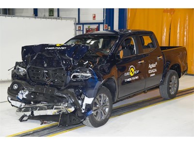 Mercedes-Benz X-Class - Frontal Full Width test 2017 - after crash