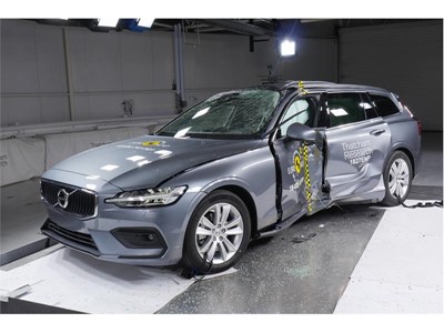 Volvo V60 - Pole crash test 2018 - after crash