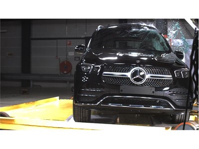 Mercedes-Benz GLE - Pole crash test 2019