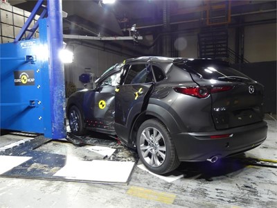 Mazda CX-30 - Pole crash test 2019 - after crash