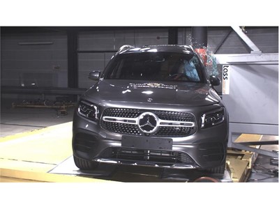 Mercedes-Benz GLB - Pole crash test 2019