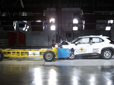 Toyota Yaris Cross - Mobile Progressive Deformable Barrier test 2021