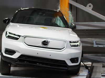 Volvo XC40 Recharge - Pole crash test 2018