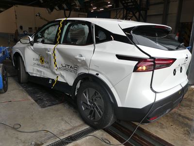 Nissan Qashqai - Side Mobile Barrier test 2021 - after crash