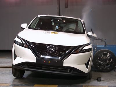 Nissan Qashqai - Side Mobile Barrier test 2021