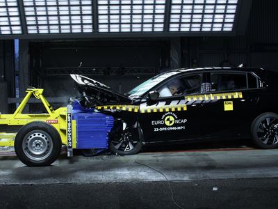 Opel/Vauxhall Astra Plug-in Hybrid - Mobile Progressive Deformable Barrier test 2022