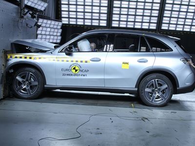 Mercedes-Benz GLC - Full Width Rigid Barrier test 2022