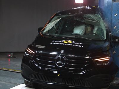 Mercedes-EQ EQT - Side Pole test 2022