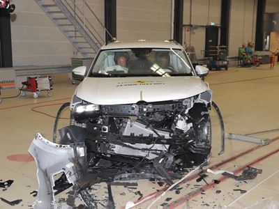 VW Tiguan - Mobile Progressive Deformable Barrier test 2024 - after crash
