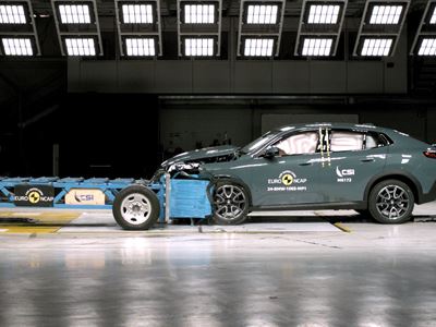 BMW X2 - Mobile Progressive Deformable Barrier test 2022