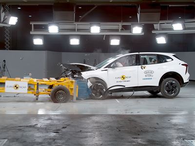 Hongqi EHS5 Mobile Progressive Deformable Barrier test 2025