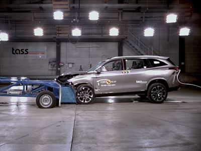 MG MGS9 PHEV Mobile Progressive Deformable Barrier test 2025