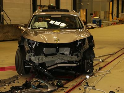 MG MGS9 PHEV Mobile Progressive Deformable Barrier test 2025 after crash