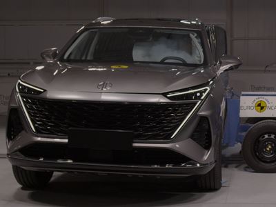 MG MGS9 PHEV Side Mobile Barrier test 2025