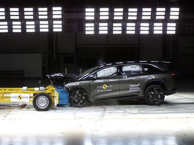 Lucid Gravity Mobile Progressive Deformable Barrier test 2025