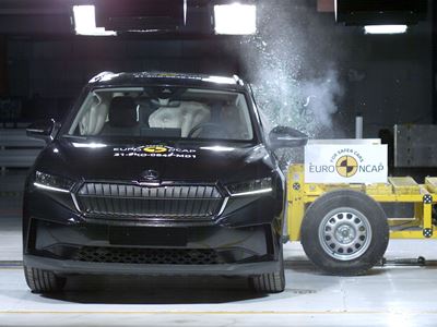 koda ENYAQ iV Side Mobile Barrier test 2022