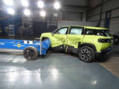 Jeep Compass Side Mobile Barrier test 2025 after crash