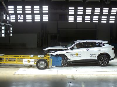 MG HS Plug in Hybrid Mobile Progressive Deformable Barrier test 2024