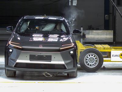 Toyota bZ4X Side Mobile Barrier test 2025