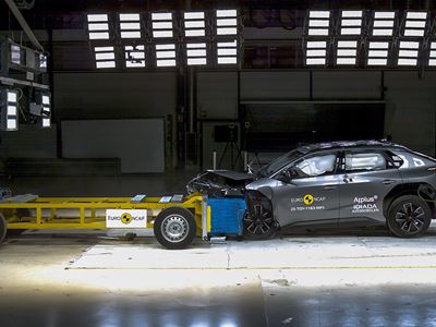 Toyota bZ4X Mobile Progressive Deformable Barrier test 2025