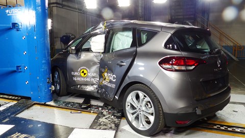 Renault Scenic - Pole crash test 2016 - after crash