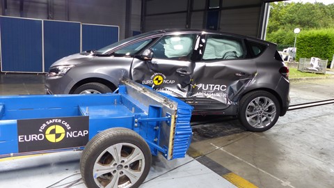 Renault Scenic - Side crash test 2016 - after crash