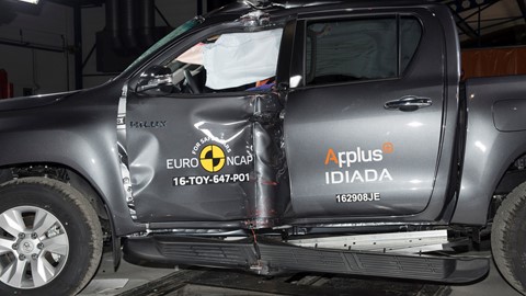 Toyota Hilux - Pole crash test 2016 - after crash