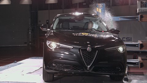 Alfa Romeo Stelvio  - Pole crash test 2017