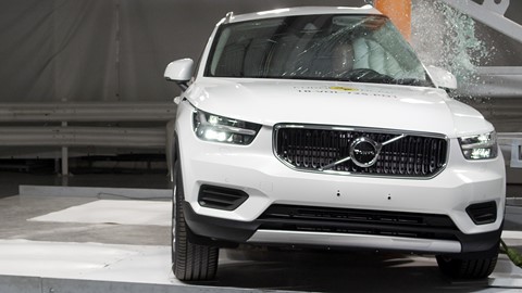 Volvo XC40 - Pole crash test 2017