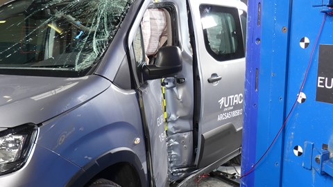 Opel/Vauxhall Combo - Pole crash test 2018 - after crash