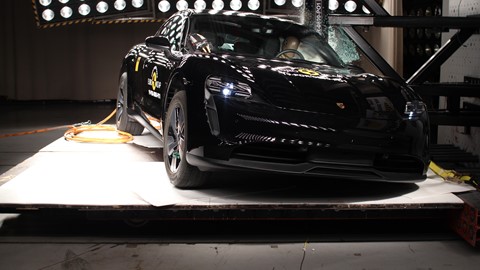 Porsche Taycan - Pole crash test 2019