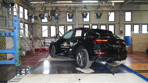 Audi Q8 - Pole crash test 2019 - after crash
