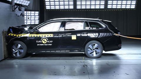 VW Passat Full Width Rigid Barrier test 2024