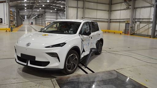 MG MGS5 EV Side Mobile Barrier test 2025 after crash